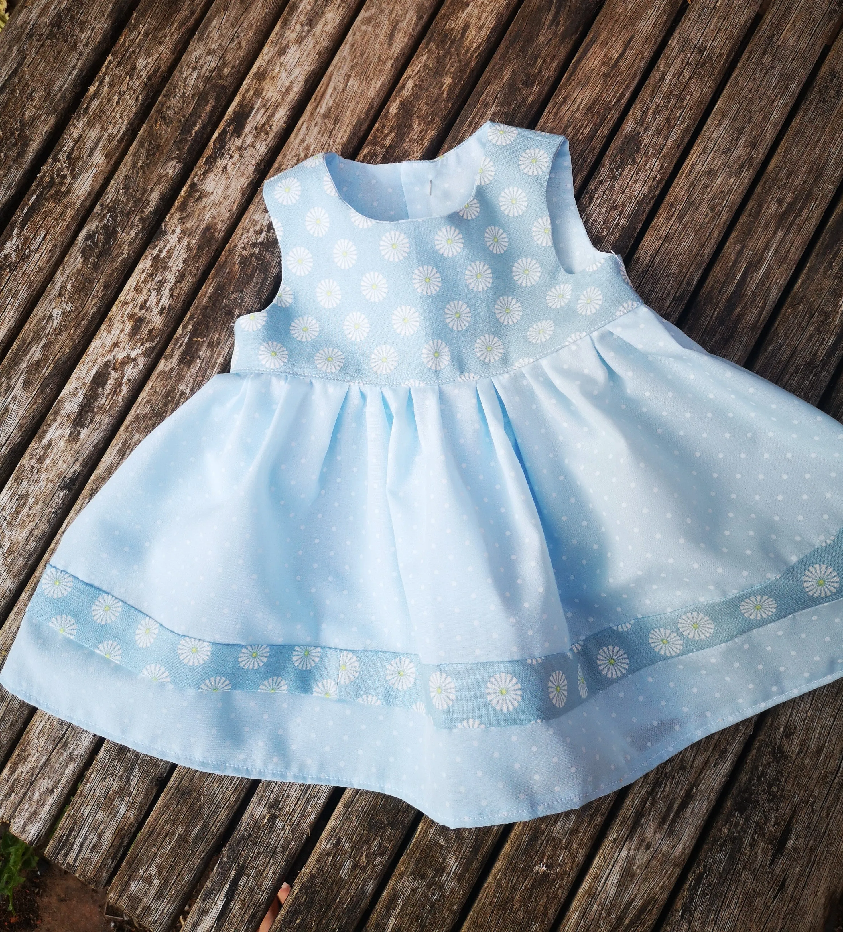 Dainty daisies, Gorgeous baby dress to fit from birth, chest size, 44cm