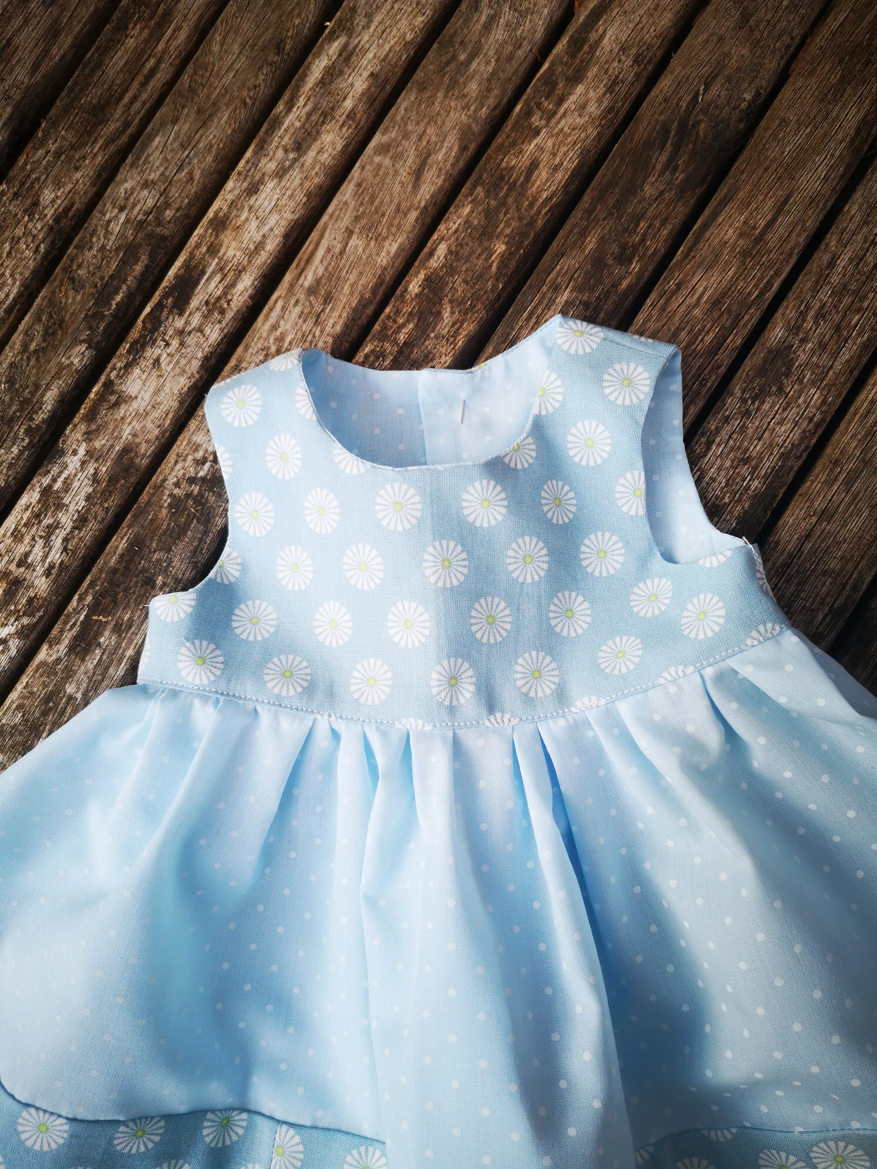 Dainty daisies, Gorgeous baby dress to fit from birth, chest size, 44cm